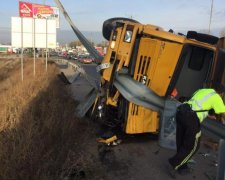 Вантажівка на бік, автобус в кювет: моторошна ДТП забрала життя українців
