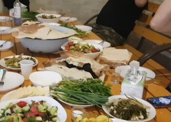 Застолье, кадр из видео