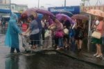 У Києві перехожі переїжджають калюжі на візку