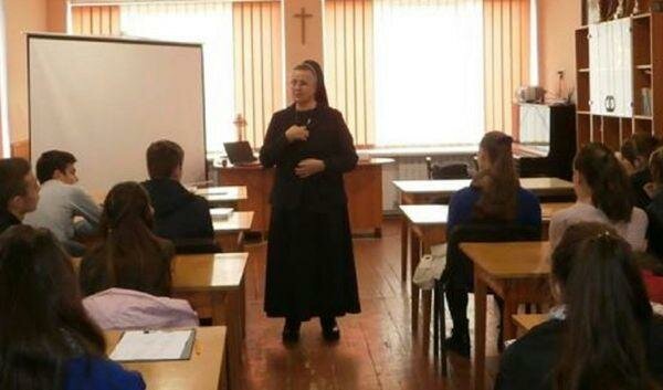 сестра Діогена читає лекцію студентам, фото: Facebook