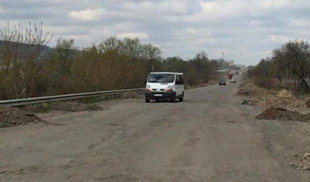 Жителі Тернополя обурені ремонтом «дороги смерті» біля Золочева (фото)