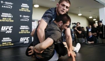 У дитинстві російський боєць UFC навчався боротьбі на ведмедях