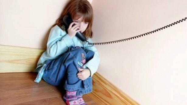 Дитина дзвонить по телефону