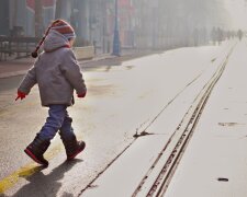 Не уследили: под Киевом двухлетняя малышка исчезла со двора, - копы сбились с ног