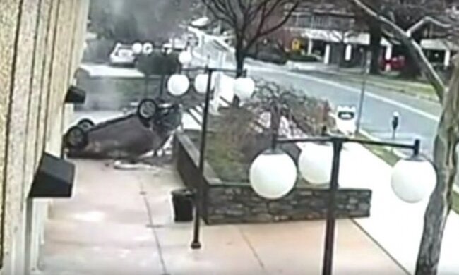 Девушка в авто упала с четвертого этажа и выжила (видео)