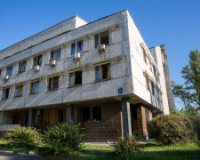 Здание Книжной палаты Украины с выбитыми окнами после взрыва