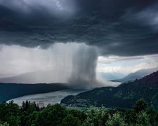 Цунамі з небес: альпіністові вдалося сфотографувати приголомшливий рідкісний шторм