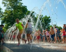 У джазі не тільки дівчата: у Запоріжжі з'явився фонтан з класичною музикою