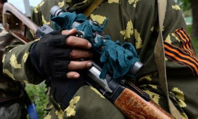 Терористи Донбасу викидають зброю в лісопосадки