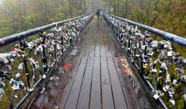 Киевская власть взялась за "мост влюбленных"