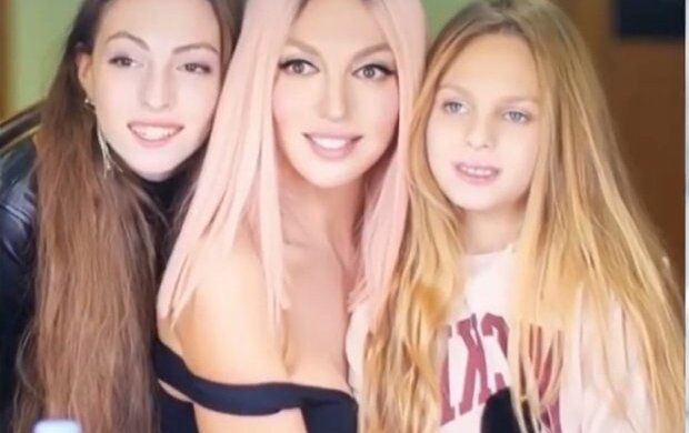 Оля Полякова с дочками, скриншот