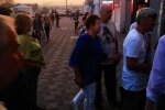 "Дістали пілікати": в Харкові озвіріла медичка розбила голову вуличного музиканта, дикі кадри