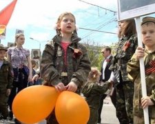 Террористы используют детей в военной форме на параде в Донецке