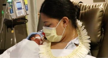 Женщина родила ребенка в самолете, edition.cnn.com