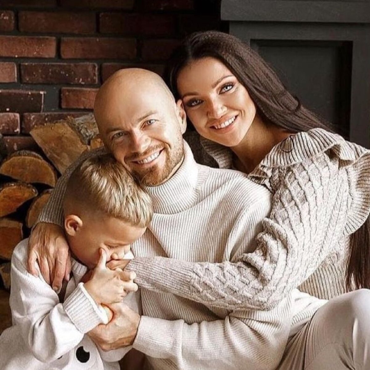 Zhena Vlada Yamy Ele Vlezla V Uzkie Dzhinsy Smeetsya Vsya Semya Znaj Yua