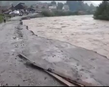 Під Франківськом шалена річка проковтнула автівку з людьми - рятувальники пірнають кілька годин