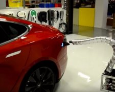 Tesla продемонстрировала автоматическую зарядку для электрокаров (видео)