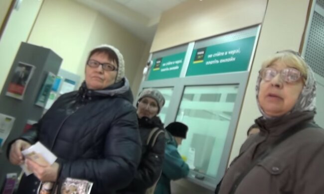 Клиента "Ощадбанка" мошенники оставили без денег, обвиняет кассира: "Карту никому не давал и не показывал"