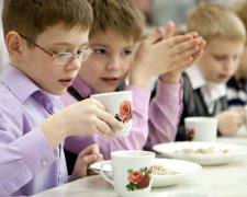 Російських школярів нагодували борщем із хробаками і хлібом із цвіллю