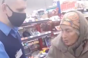 Бабушку выгнали из магазина, кадр из видео