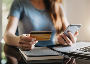 Карткові перекази. Фото з відкритих джерел