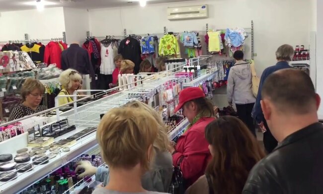 В Киеве орудует очумелая воровка, прячьте телефоны, - виртуозный трюк попал на видео