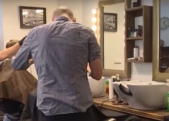 Скрін, відео YouTube перукар