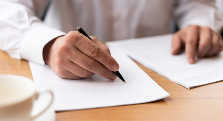 Подпись документов / фото: Freepik