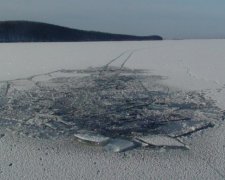 Під кригою опинились позашляховик і трактор