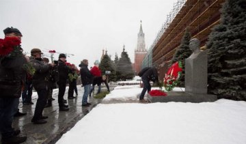 В Москве тысячи людей несут цветы Сталину 