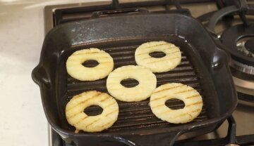 Свиняча вирізка з ананасом та чебрецем: фото скрін Ютуб