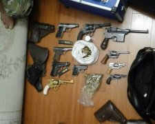 У будинку екс-регіонала виявили кулемети і золоті пістолети