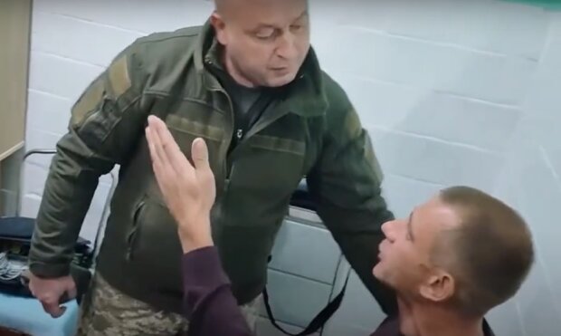 Призывника силой везут в военкомат, кадр из видео