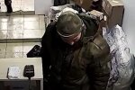Російський окупант у відділенні пошти. Фото: скрін youtube