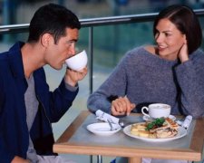 Ученые нашли связь между позой и успешным свиданием