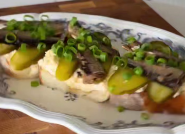 Бутерброди зі шпротами, кадр з відео