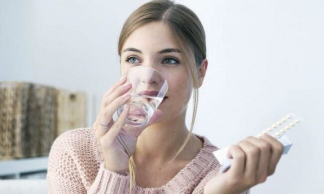 Небезпечно запивати? Про таблетки повідомили важливу річ