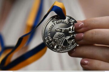 Міністерство освіти "посварилося" з батьками за медалі учням: психологи і депутати проти винагород