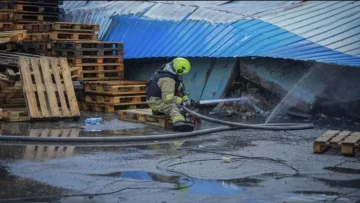 Порожні полиці з продуктами в супермаркеті