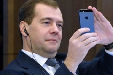 "Айфончика" обидели: россияне попросили отправить Медведева в отставку