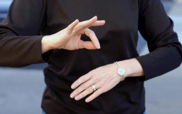 Специальная перчатка поможет глухонемым людям
