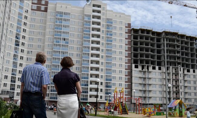 Люди дивляться на новобудову