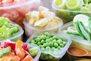 5 продуктов, которые лучше хранить в морозилке