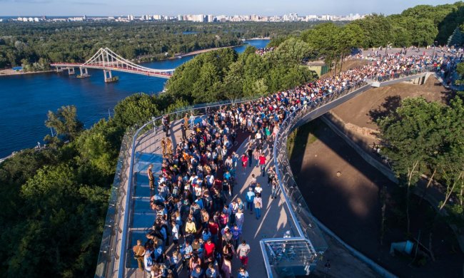 Горе-мост Кличко снова погряз в скандал: "По колена в воде"