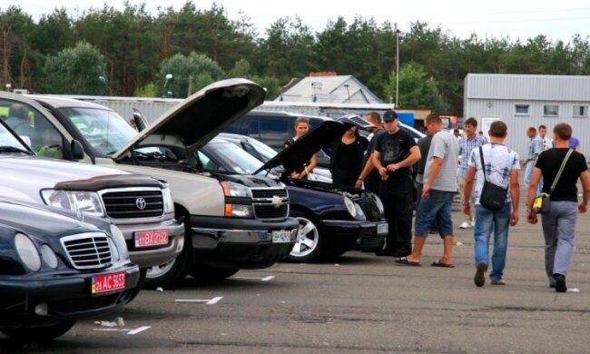Українці за рік ввезли вдвічі більше європейських авто