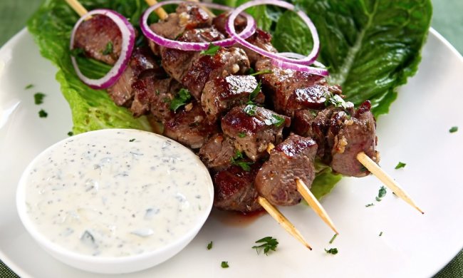 Ніжне ягня з часниковим майонезом: рецепт ідеальної вечері