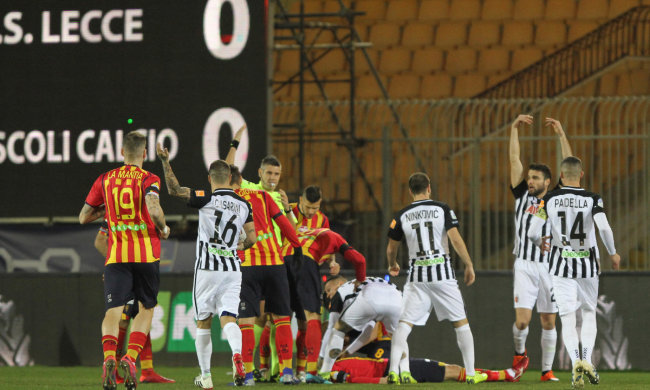 Футболіст втратив свідомість після жорсткого зіткнення, матч скасували: відео