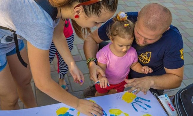 Бійці "Азову" влаштували свято для дітей у Маріуполі (фото)