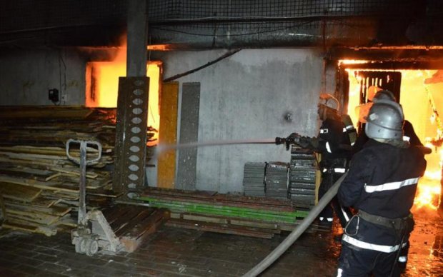 Огонь охватил один из крупнейших заводов Украины: видео