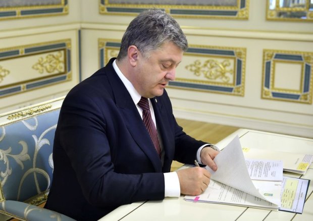 Порошенко анонсировал километровый список санкций для России: азовский пакет